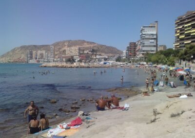 Playa Almadraba en Alicante - Comunidad Valenciana - Bares, Chiringuitos, Servicios, Restaurantes, alojamientos