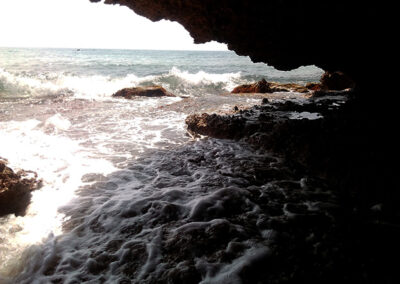 Pequeña cueva en las Calas de la Renegá
