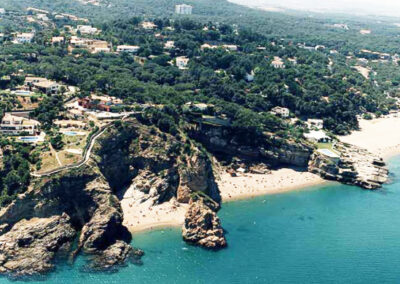 Playa de L'Illa Roja en Begur (Costa Brava - Girona) - Vista aerea