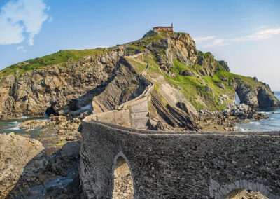 San Juan De Gaztelugatxe está muy cerca de la playa de Bakio en Vizcaya