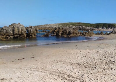 Toró es una playa de arena y curiosas rocas en Llanes