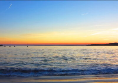 Espectacular amanecer en la playa de Hondarribia