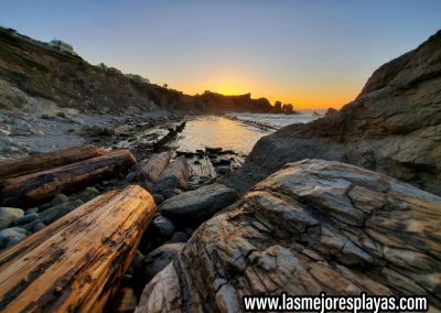 Bello atardecer en Playa de Arnía en la Costa Quebrada
