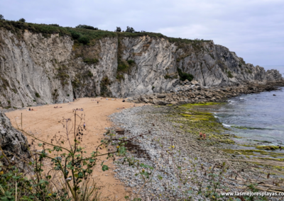 Descubre el paraíso natural de la playa virgen de Covachos en Cantabria