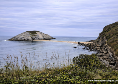 Isla del Castro en Playa de Covachos (Costa Quebrada - Cantabria)